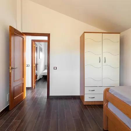 Samperez Piscina Jardin 5 12 Personas Holiday home *